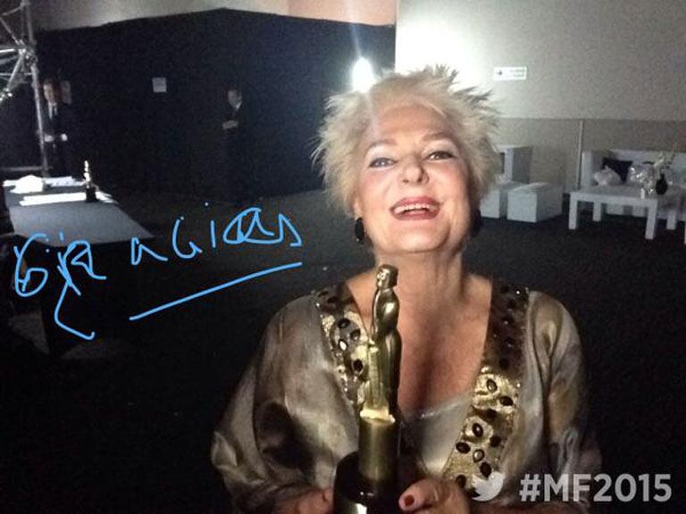 Claudia Lapacó, muy divertida con su galardón (Fotos: @eltreceoficial).  