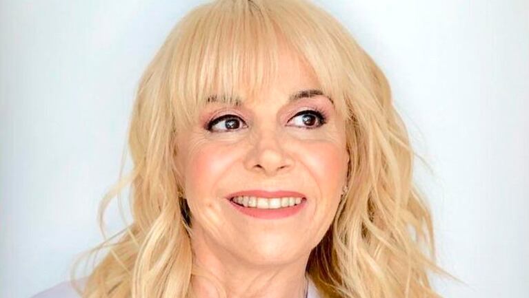 Claudia Villafañe deslumbró con esta original malla strapless al borde de la piscina.