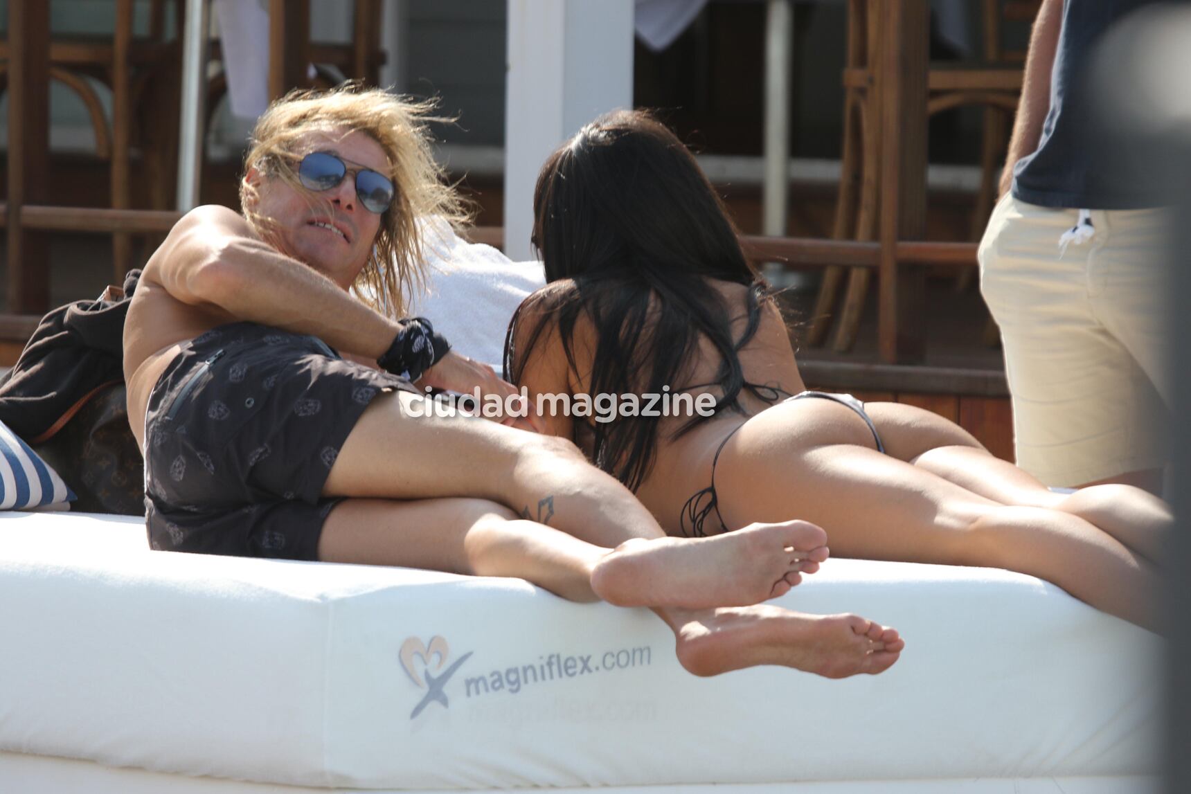 Claudio Caniggia, súper mimoso y a los besos con Sofía Bonelli, en Punta del Este. (Foto: GM Press)