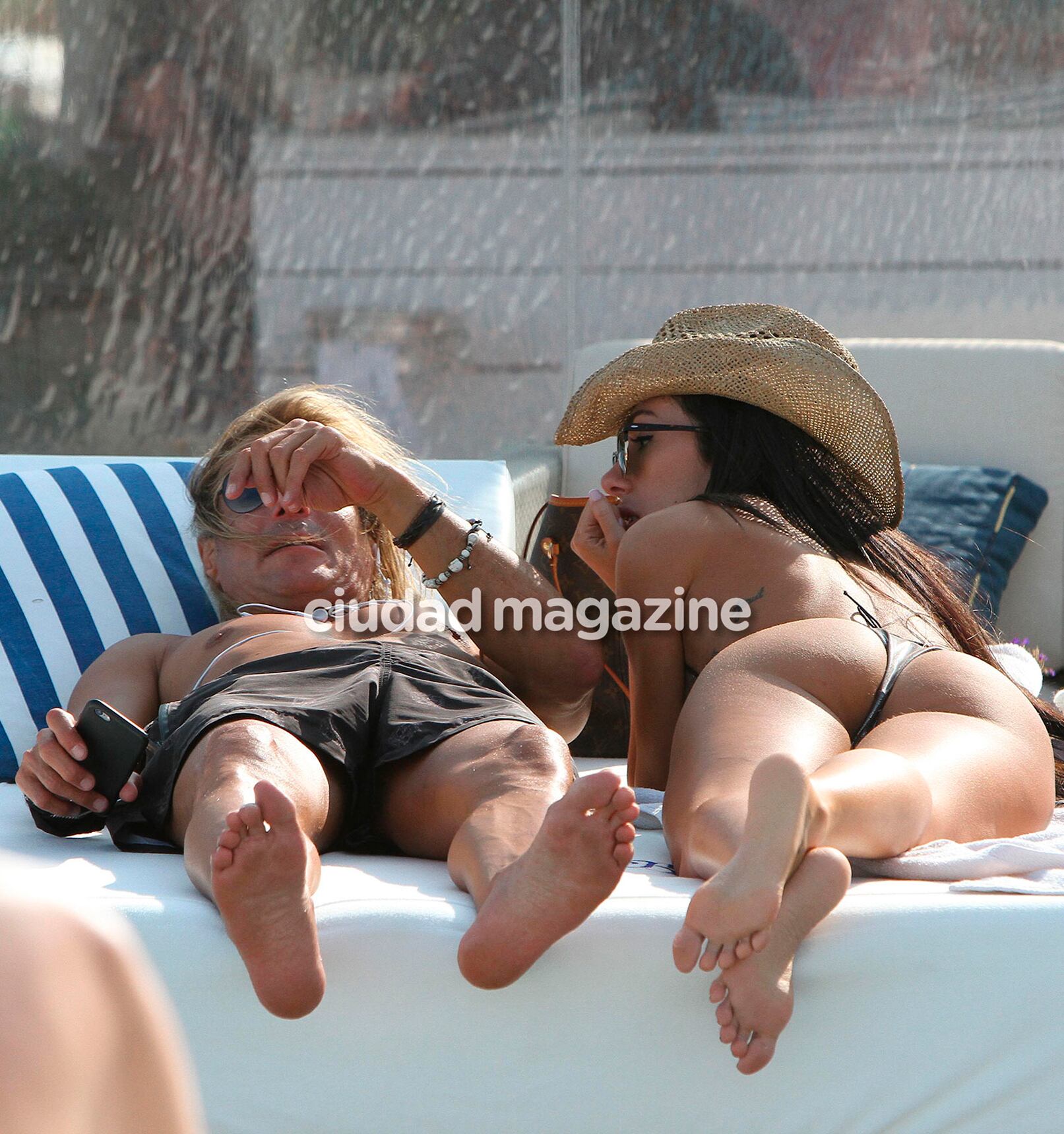 Claudio Caniggia, súper mimoso y a los besos con Sofía Bonelli, en Punta del Este. (Foto: GM Press)