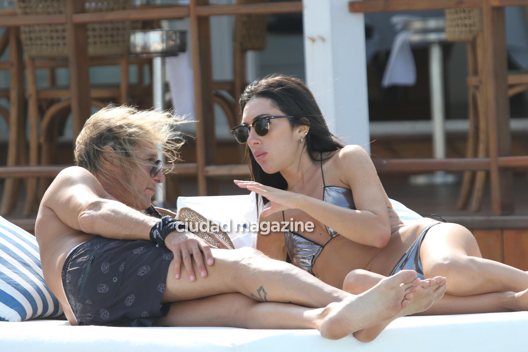 Claudio Caniggia, súper mimoso y a los besos con Sofía Bonelli, en Punta del Este. (Foto: GM Press)