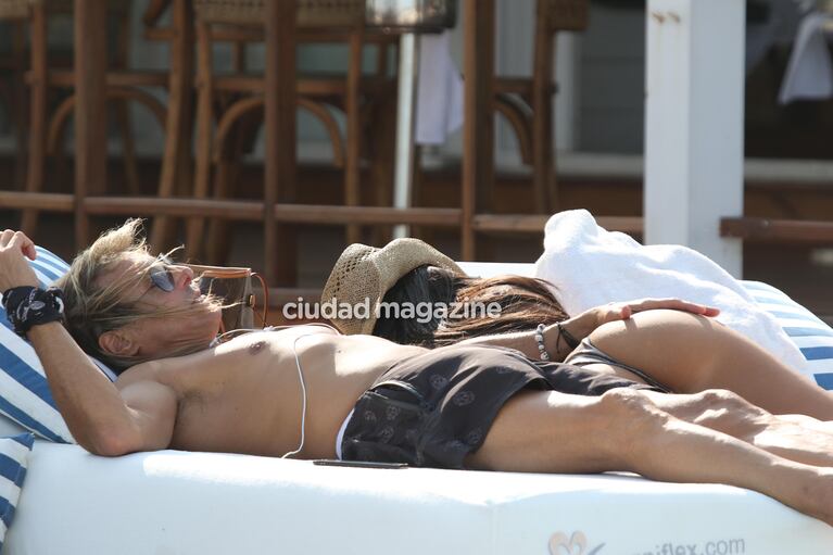 Claudio Caniggia, súper mimoso y a los besos con Sofía Bonelli, en Punta del Este. (Foto: GM Press)
