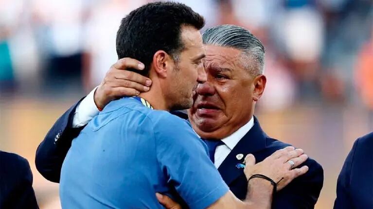 Claudio "Chiqui" Tapia y el desconsolado abrazo con Scaloni.
Crédito Captura web