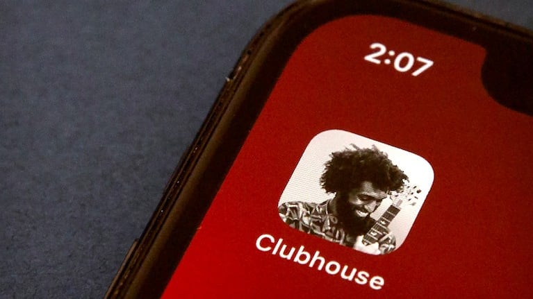 Clubhouse dejará de requerir acceso a los contactos y permitirá borrar los subidos previamente. Foto:AP.