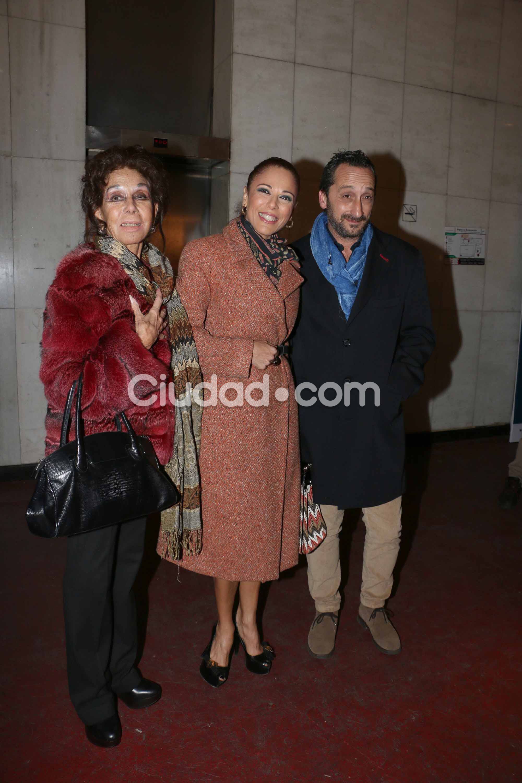Coca, Iliana Calabró y Antonello Grandolfo fueron a ver a Juana Viale al teatro (Foto: Movilpress)