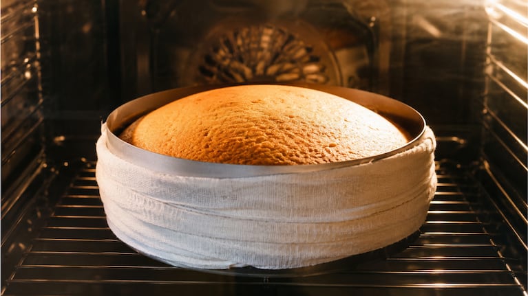 Cocinar un bizcochuelo con un trapo mojado alrededor del molde: para qué sirve este truco de expertos. Foto: IA