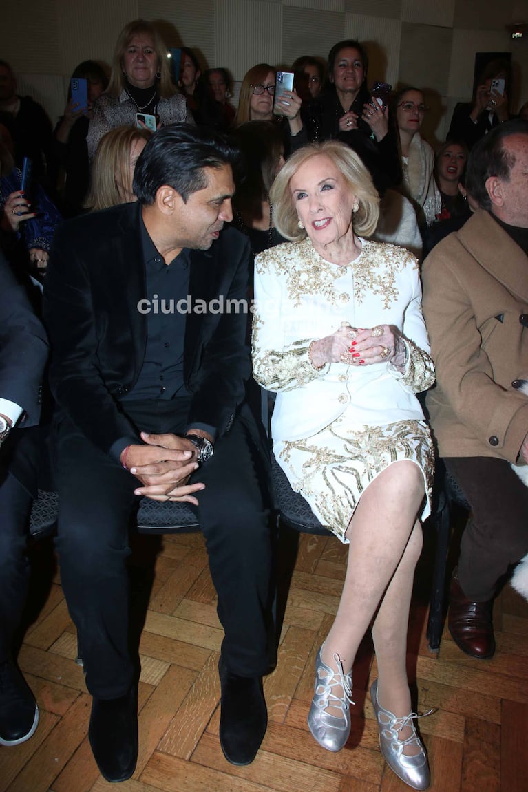 Coco Fernández y Mirtha Legrand en el desfile de Claudio Cosano (Foto: Movilpress).