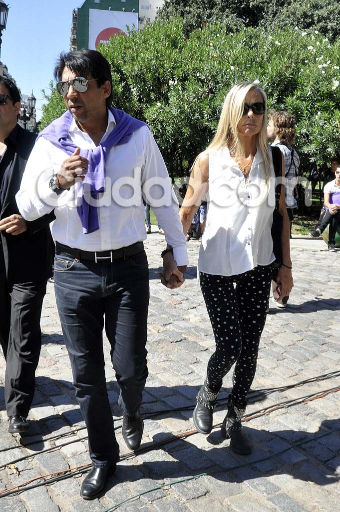 Coco Fernández y Virginia Elizalde en el último adiós a Jorge Ibáñez en el cementerio de Recoleta. (Foto: Jennifer Rubio - Ciudad.com)