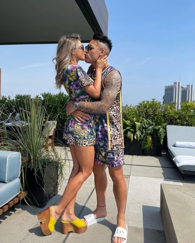 Coco Sily destrozó el look "combinado" de Lautaro Martínez y su novia: "¿Venían del velorio de un payaso?"