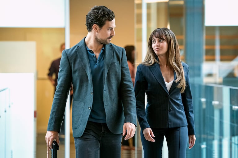 Cole Ellis (Giacomo Gianniotti – Grey’s Anatomy), un detective meticuloso y Max Mitchell (Vanessa Morgan), una astuta estafadora.