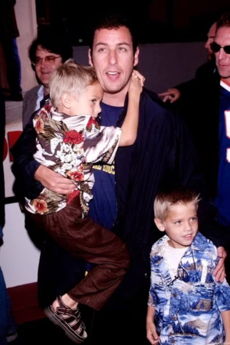 Cole y Dylan Sprouse con Adam Sandler | Créditos: Instagram: @ImagenRetro