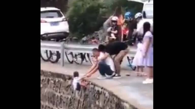 Colgó a su hijo de un precipicio para sacarle una foto