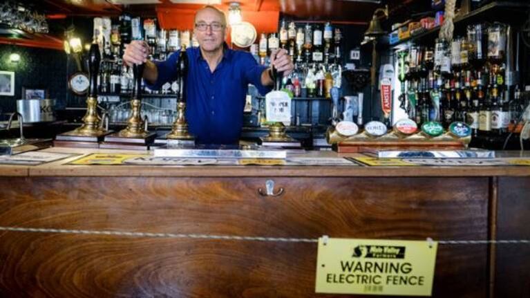 Coloca valla eléctrica en la barra de su pub como medida contra el coronavirus
