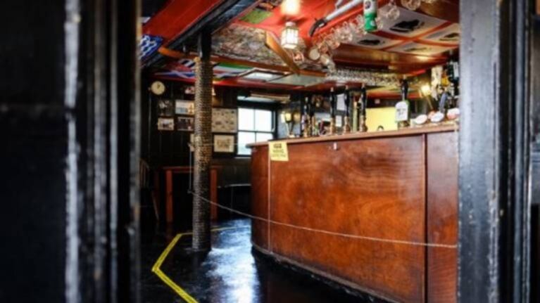 Coloca valla eléctrica en la barra de su pub por el coronavirus