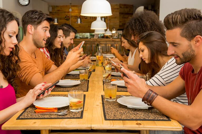 Colocar la pantalla en blanco y negro disminuye la dependencia del celular