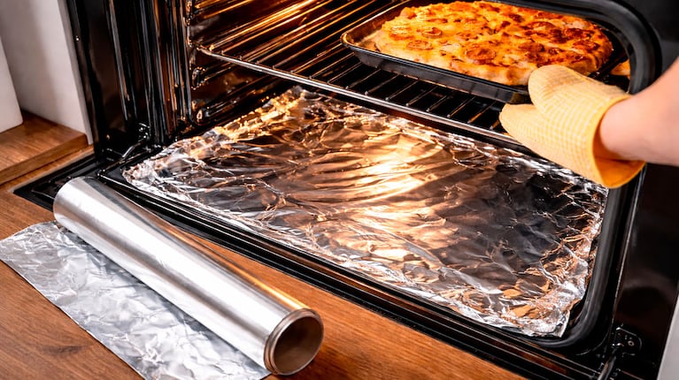 Colocar papel aluminio en la cocina (imagen creada con IA)