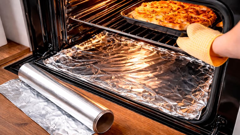 Colocar papel aluminio en la cocina (imagen creada con IA)