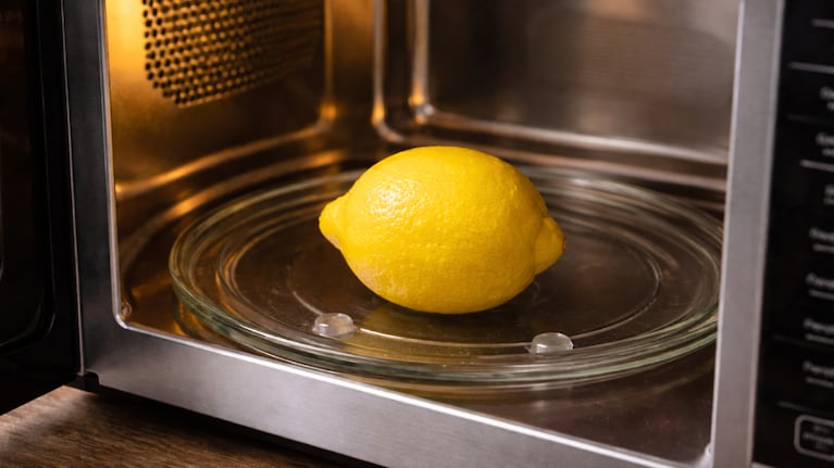 Colocar un limón dentro del microondas durante 20 segundos ayuda a que genere más jugo. Foto: IA (ChatGPT)