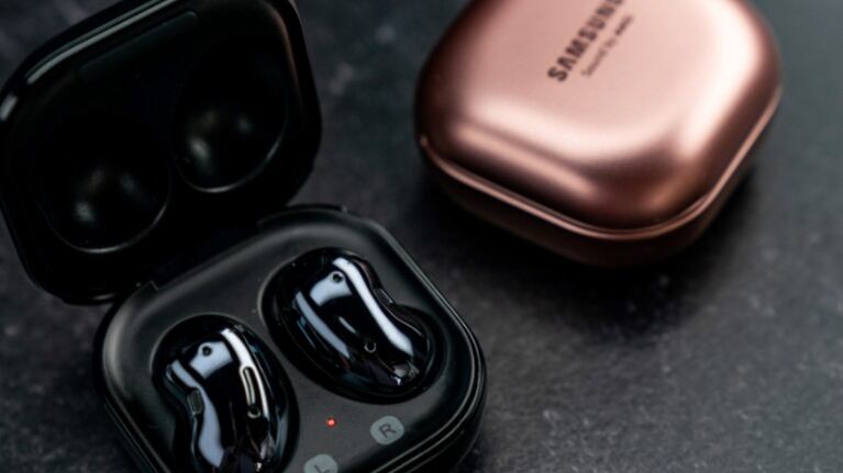 Color y cancelación activa de ruido en los nuevos Galaxy Buds2 de Samsung. Foto: Bloomberg. 