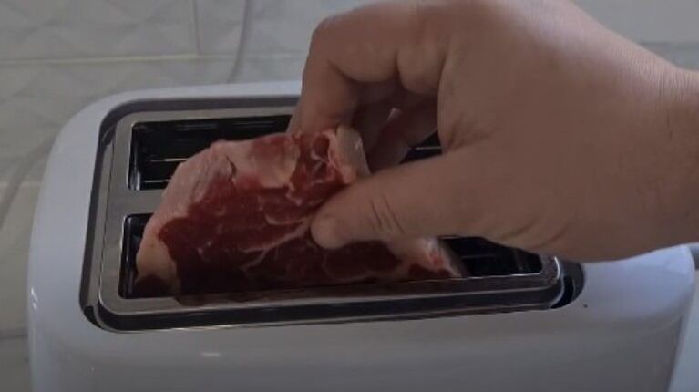  ¿Cómo cocinar el filete perfecto?: Este hombre explica de cómo cocinar un filete en una tostadora