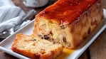 Cómo hacer el budín de pan más rico y cremoso con pocos ingredientes: la receta que nunca falla (foto IA)