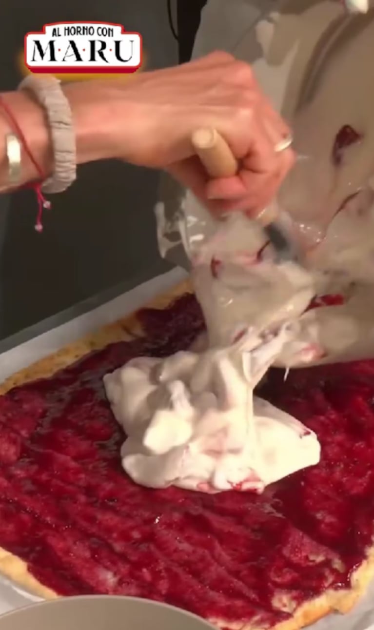 Cómo hacer un pionono de pistacho y frutilla: la receta innovadora de Maru Botana para estas Fiestas | Créditos: Captura video