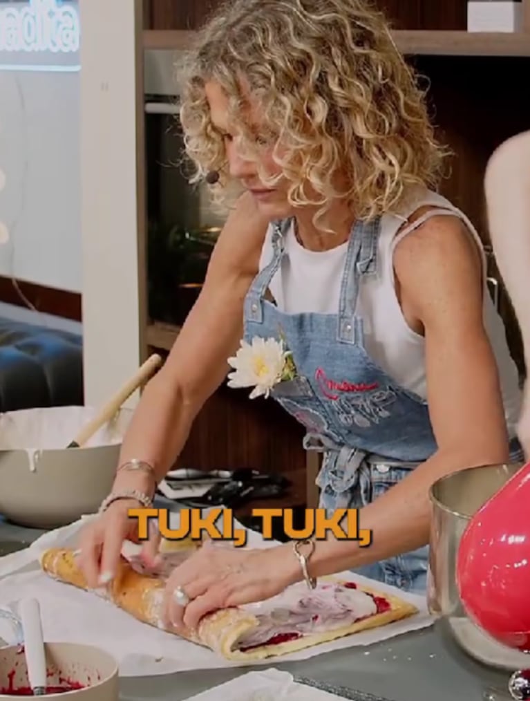 Cómo hacer un pionono de pistacho y frutilla: la receta innovadora de Maru Botana para estas Fiestas | Créditos: Captura video