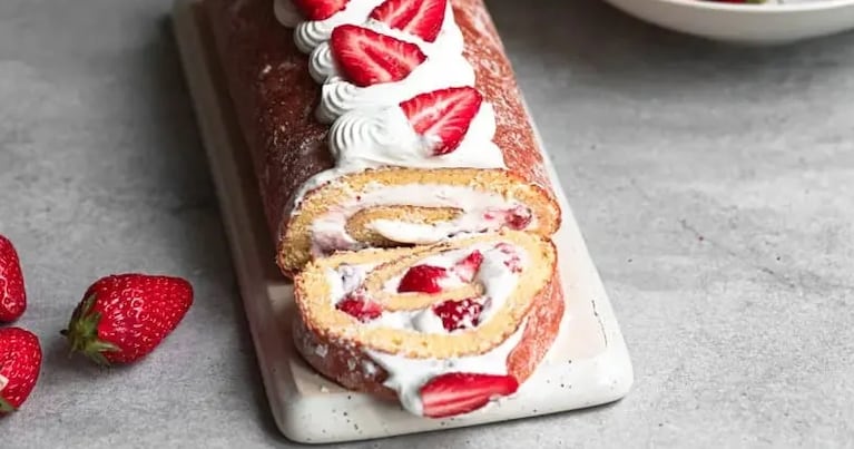 Cómo hacer un pionono de pistacho y frutilla: la receta innovadora de Maru Botana para estas Fiestas | Créditos: Captura video