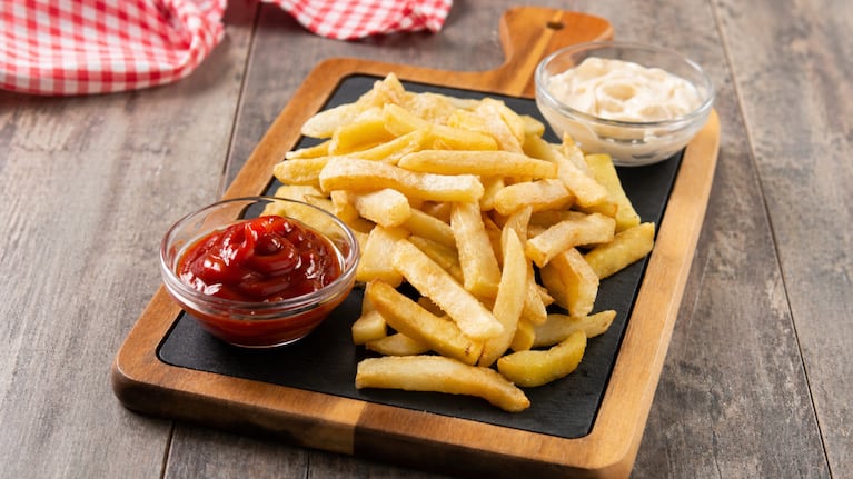 Cómo lograr papas fritas crocantes sin aceite ni vinagre. Foto: (imagen creada con IA)