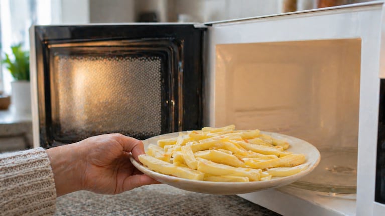 Cómo lograr papas fritas crocantes sin aceite ni vinagre. Foto: (imagen creada con IA)