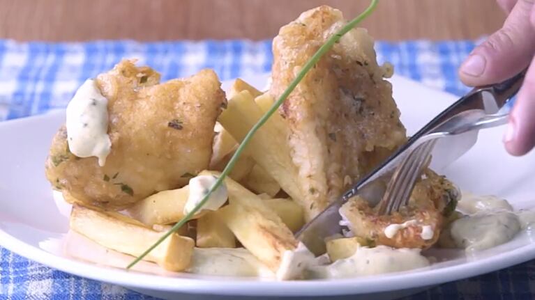 Cómo preparar el clásico inglés que combina pescado rebozado, papas fritas y una salsa tártara casera.
Foto: CucinareTV