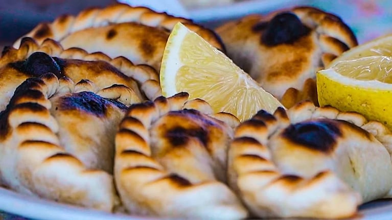 Cómo preparar la empanada argentina que fue elegida la mejor del mundo: el secreto está en cómo usar el limón.