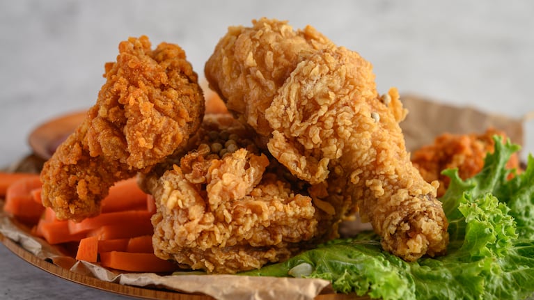 Cómo preparar pollo frito estilo americano. Foto: Freepik.
