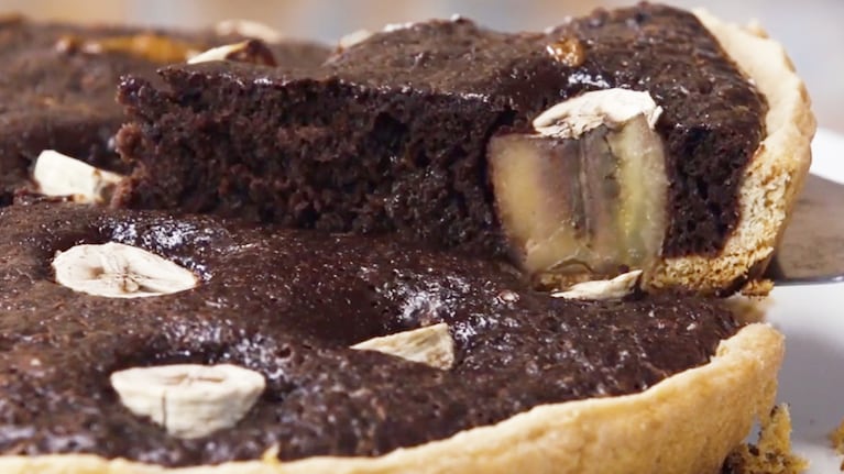 Cómo preparar una tarta de chocolate y banana con un relleno especial. Foto: Cucinare.TV