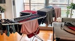Cómo secar la ropa en días húmedos y evitar el mal olor (foto creada con IA)