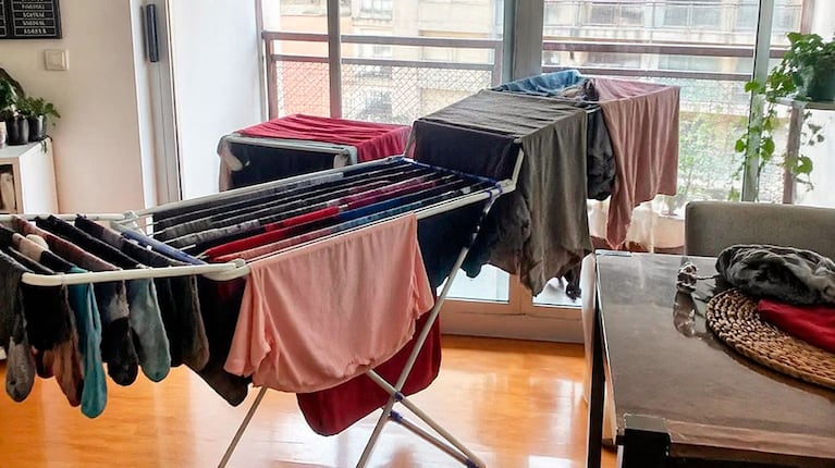 Cómo secar la ropa en días húmedos y evitar el mal olor (foto creada con IA)