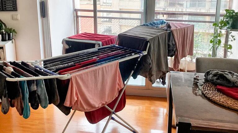 Cómo secar la ropa en días húmedos y evitar el mal olor (foto creada con IA)