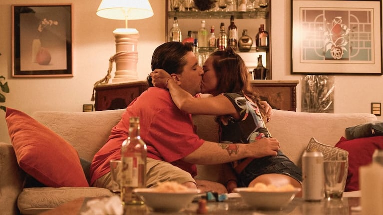 “Como si fuéramos solo amigos”, protagonizada por Manuela Viale y Sebastián Badilla