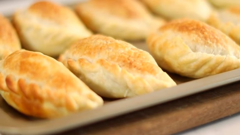 Cómo son y qué llevan las empanadas de pino, la vesión chilena de un clásico argentino. Foto: Cucinare TV