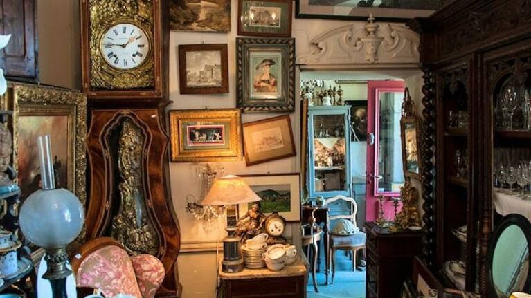 Compra una casa llena de antigüedades por 10 mil dólares y planea ganar 400 mil