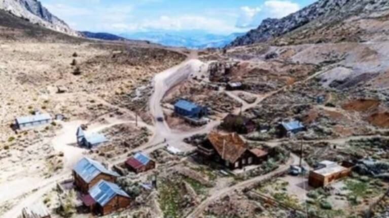 Compró por casi un millón y medio de dólares un pueblo fantasma donde transita la pandemia