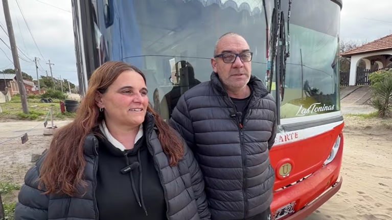 Compró un viejo colectivo escolar y lo transformó en una casa rodante para recorrer la Argentina. Foto: YouTube/PibitosViajeros