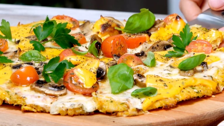 Con algunas adaptaciones simples, vas a poder preparar una versión de pizza sin gluten igual de sabrosa que una tradicional. Foto: Cucinare.TV.