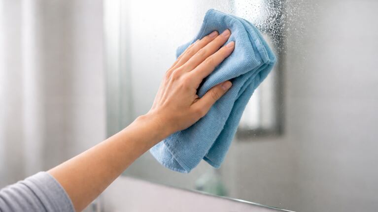 Con apenas agua y un paño se puede limpiar perfectamente el espejo del baño. Foto: IA (ChatGPT)