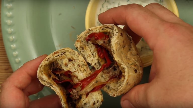Con chimichurri, carne y vegetales, este pan es ideal para tu próxima picada.
Foto: CucinareTV.