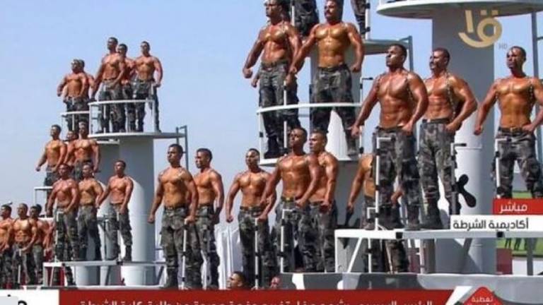 Con el torso desnudo y cubiertos de aceite, así fue el desfile de la policía en Egipto