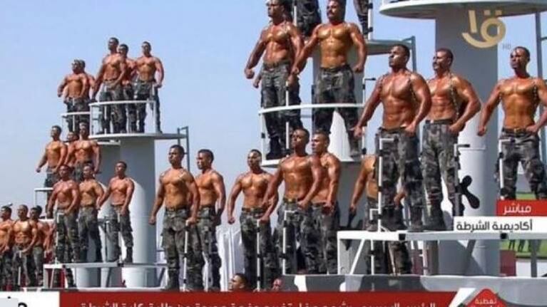 Con el torso desnudo y cubiertos de aceite, así fue el desfile de la policía en Egipto