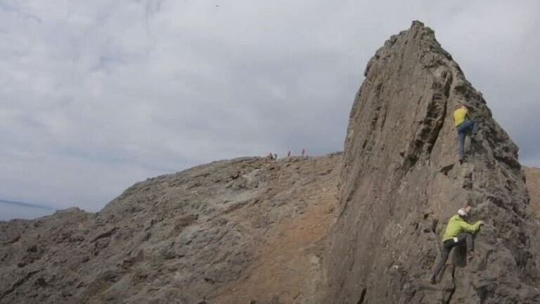 Con la adrenalina a flor de piel hacen salto BASE desde una montaña escocesa