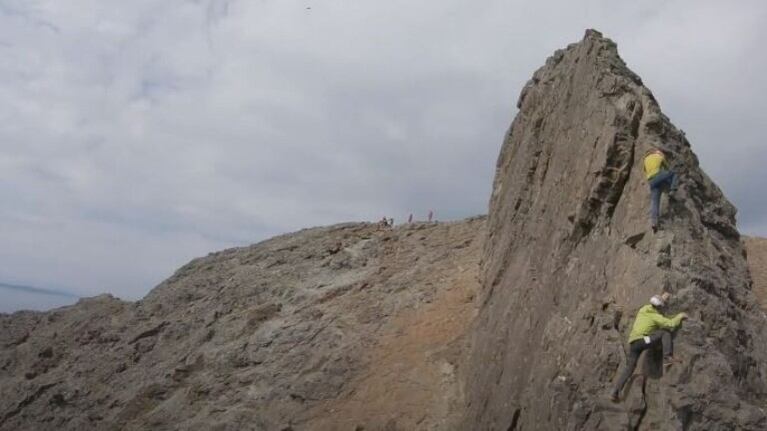 Con la adrenalina a flor de piel hacen salto BASE desde una montaña escocesa