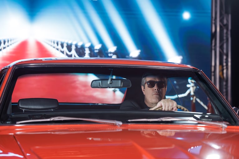 Con las inconfundibles gafas de CQC, Marío Pergolini ingresa en el auto de la serie ochentosa, Los Duques de Hazzard, antes de su mano a mano con Dante Gebel